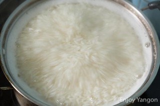 ミャンマー米は世界一おいしい? 〜ポーサンムエを湯取り法で炊いてみた