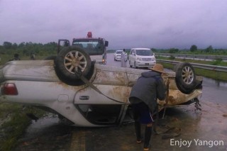 ヤンゴン・マンダレー高速道路で友人が事故に遭った
