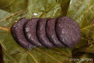 ミャンマーの餅、赤紫色のコーボウッ