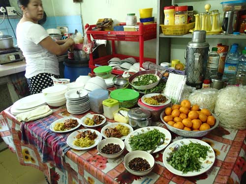Kachin_noodle_souptopping
