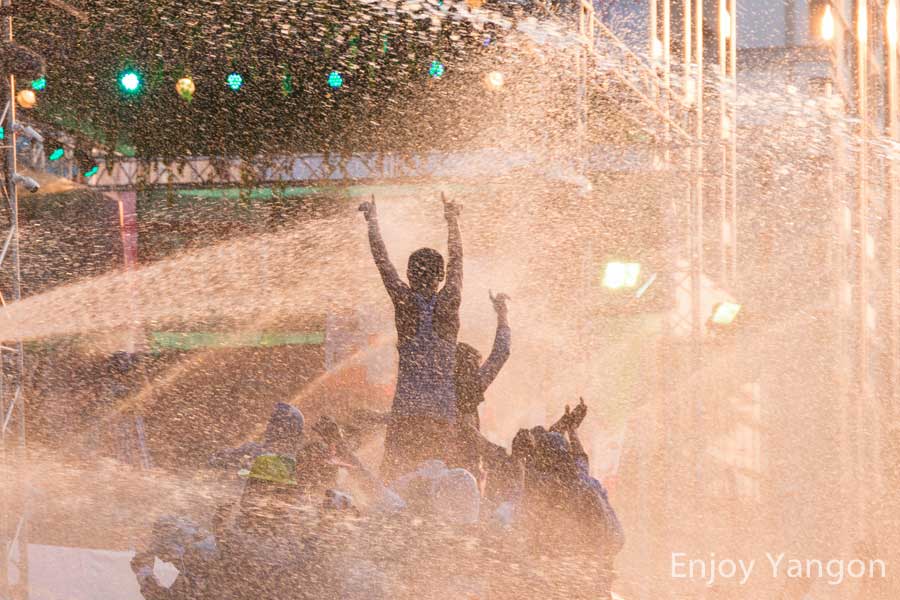 2015年、水かけ祭り（ダジャン、ティンジャン）がやってきた